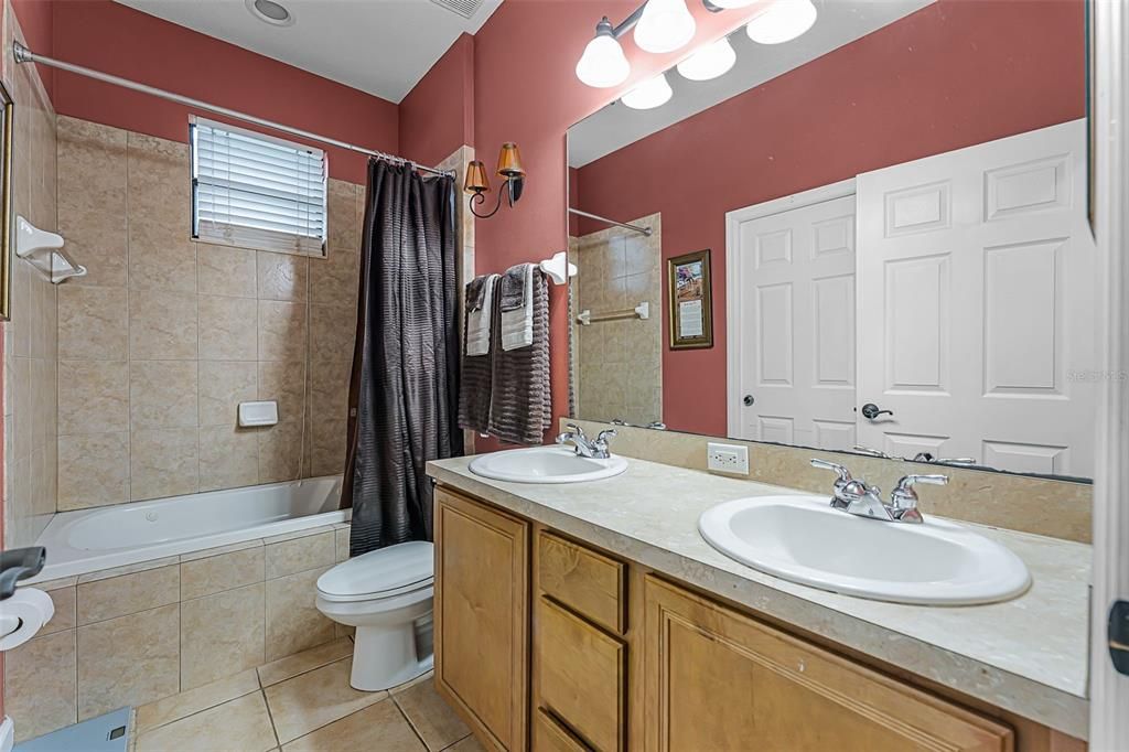 待售: $450,000 (4 贝兹, 2 浴室, 2366 平方英尺)