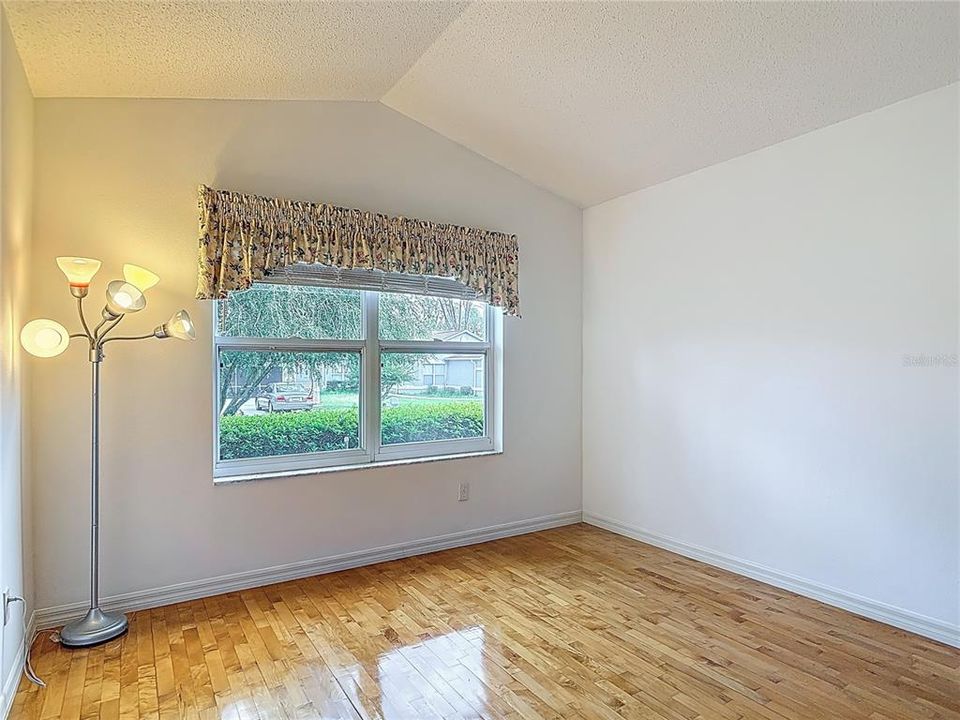 合同活跃: $275,000 (2 贝兹, 2 浴室, 1413 平方英尺)