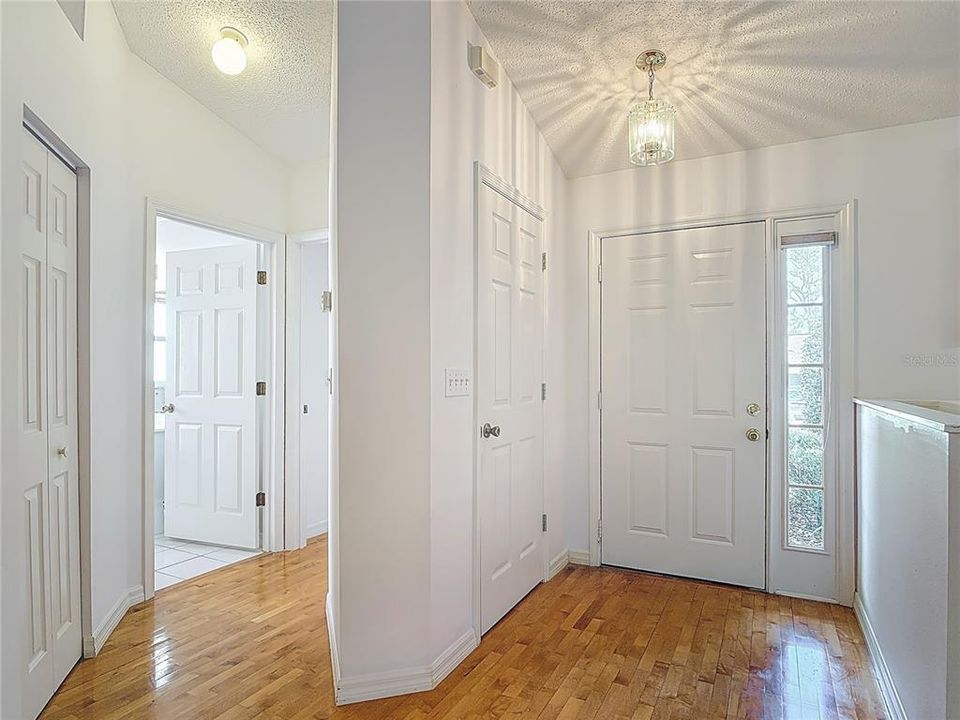 合同活跃: $275,000 (2 贝兹, 2 浴室, 1413 平方英尺)