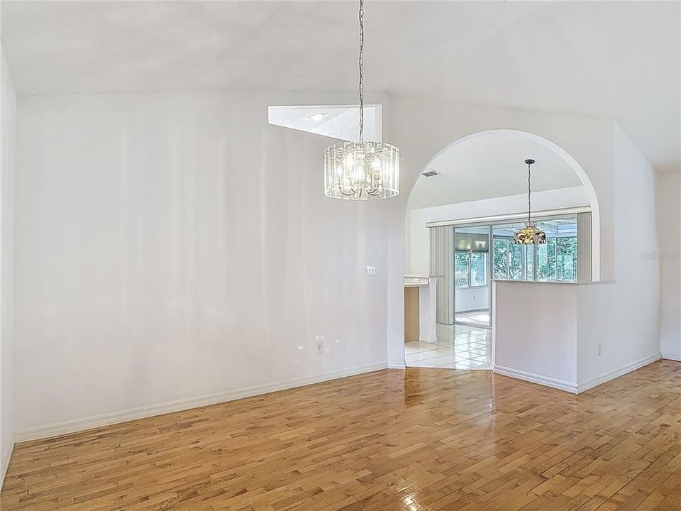 合同活跃: $275,000 (2 贝兹, 2 浴室, 1413 平方英尺)