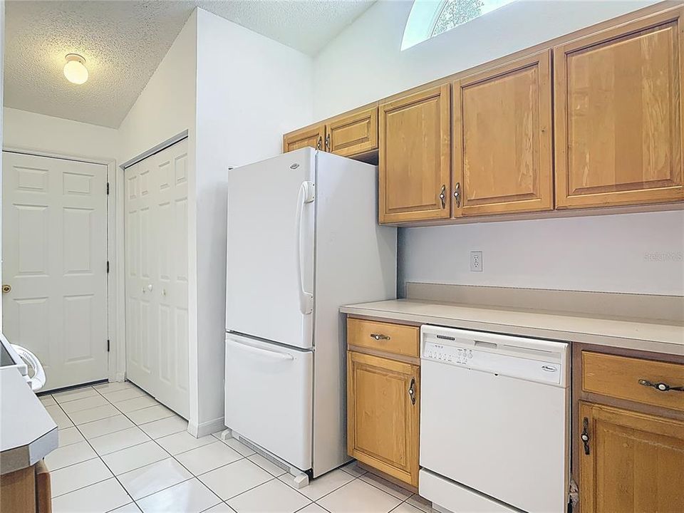 合同活跃: $275,000 (2 贝兹, 2 浴室, 1413 平方英尺)