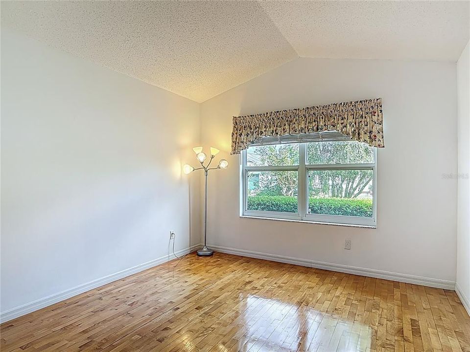 合同活跃: $275,000 (2 贝兹, 2 浴室, 1413 平方英尺)