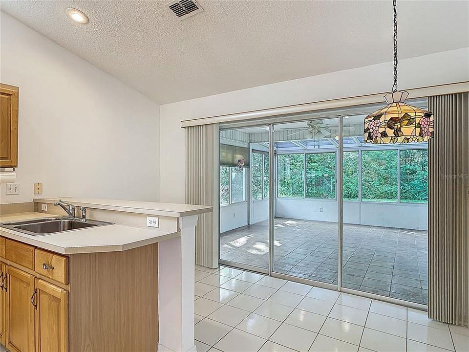 合同活跃: $275,000 (2 贝兹, 2 浴室, 1413 平方英尺)