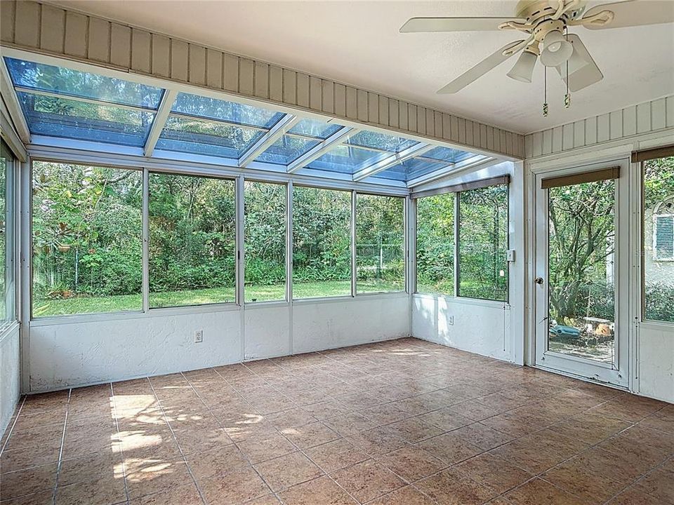 合同活跃: $275,000 (2 贝兹, 2 浴室, 1413 平方英尺)