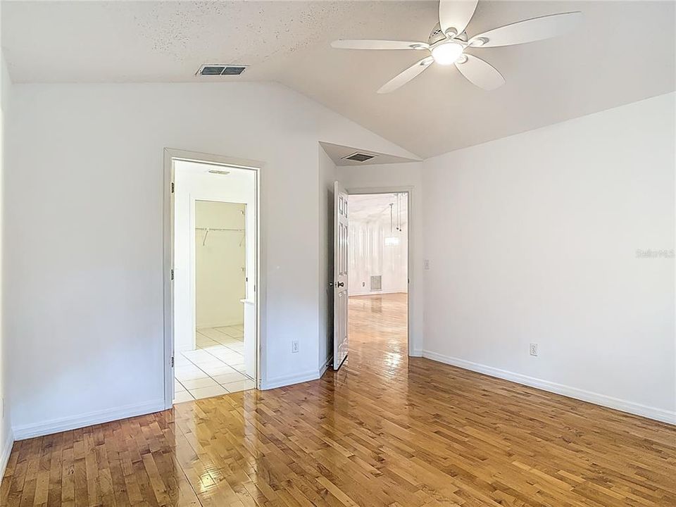 合同活跃: $275,000 (2 贝兹, 2 浴室, 1413 平方英尺)