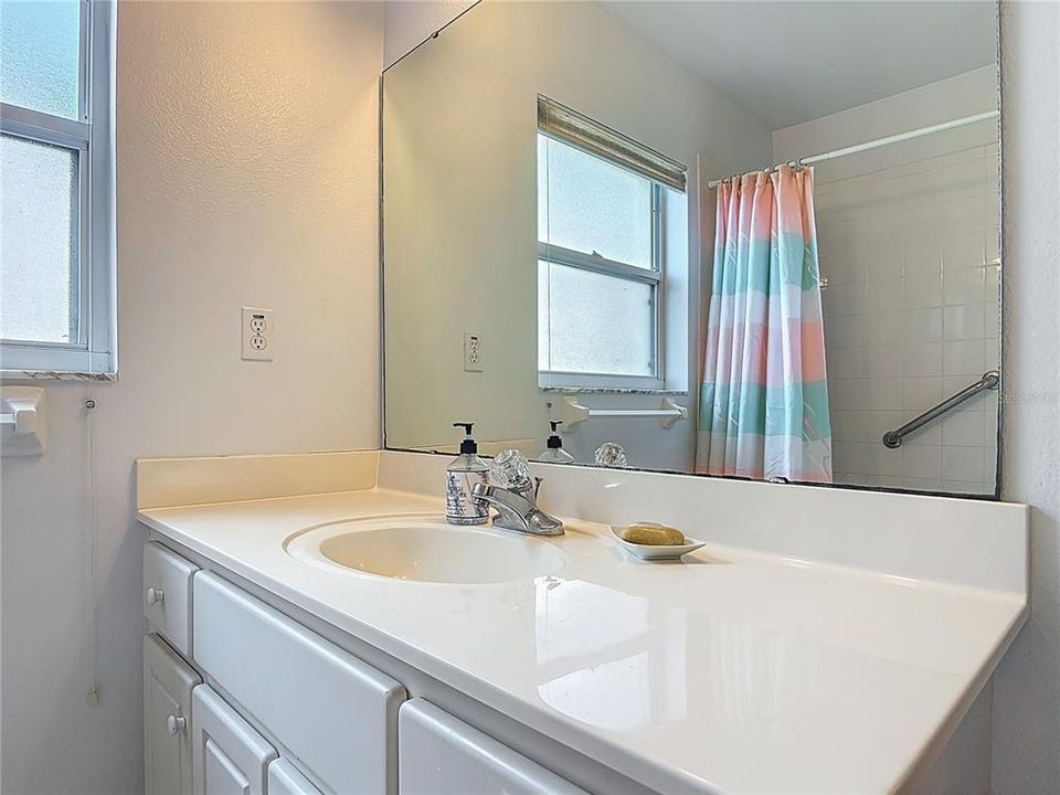 合同活跃: $275,000 (2 贝兹, 2 浴室, 1413 平方英尺)