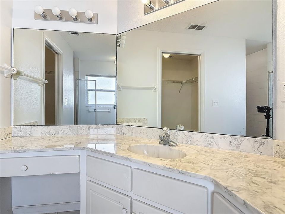 合同活跃: $275,000 (2 贝兹, 2 浴室, 1413 平方英尺)