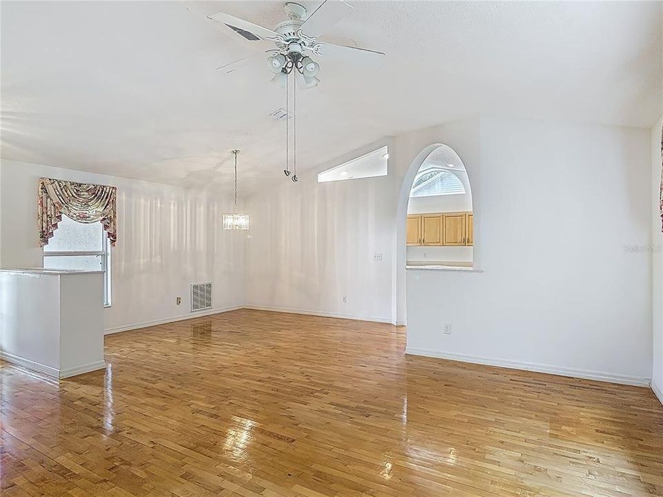 合同活跃: $275,000 (2 贝兹, 2 浴室, 1413 平方英尺)