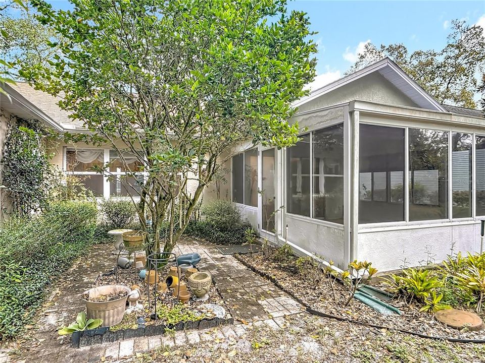 合同活跃: $275,000 (2 贝兹, 2 浴室, 1413 平方英尺)