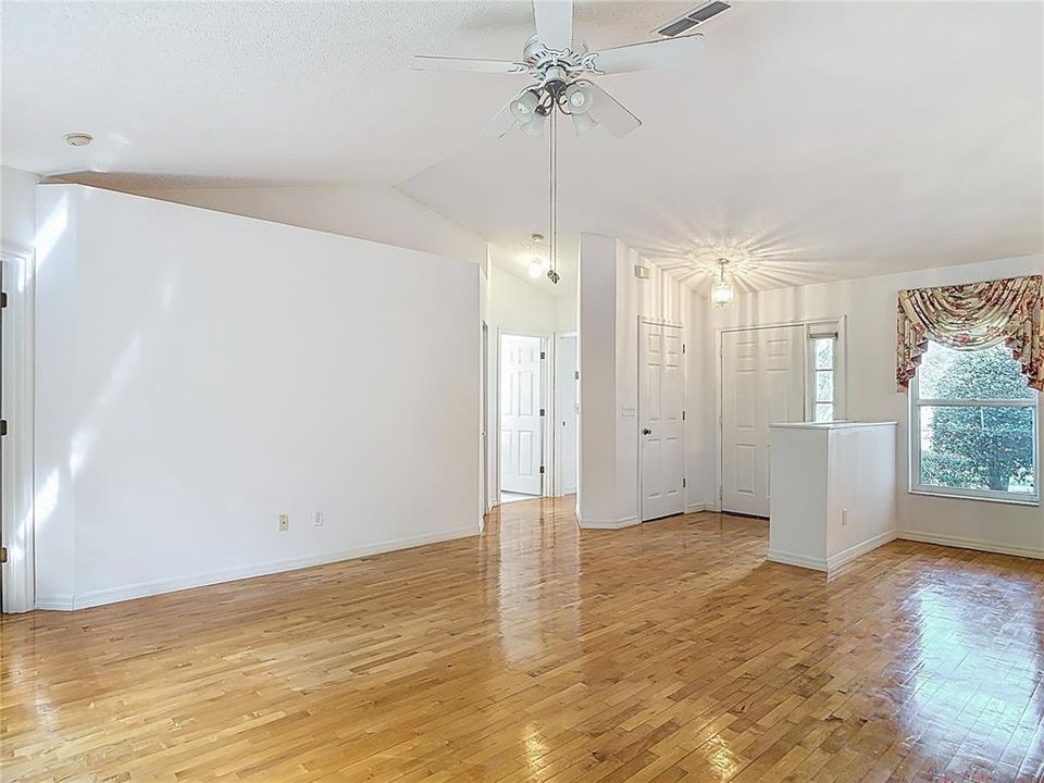 合同活跃: $275,000 (2 贝兹, 2 浴室, 1413 平方英尺)