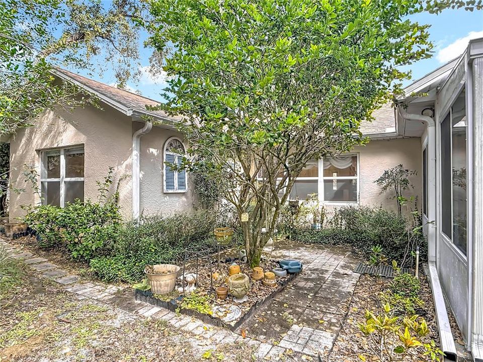 合同活跃: $275,000 (2 贝兹, 2 浴室, 1413 平方英尺)