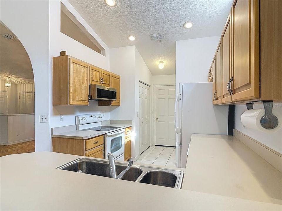 合同活跃: $275,000 (2 贝兹, 2 浴室, 1413 平方英尺)