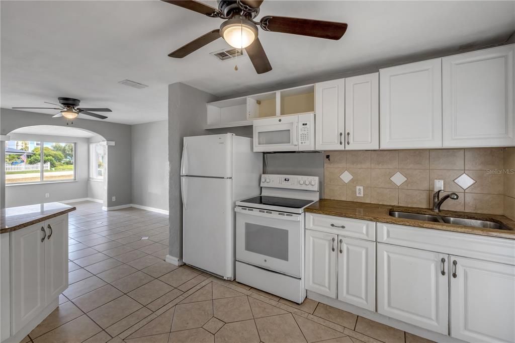 Active With Contract: $290,000 (2 beds, 2 baths, 1052 Square Feet)
