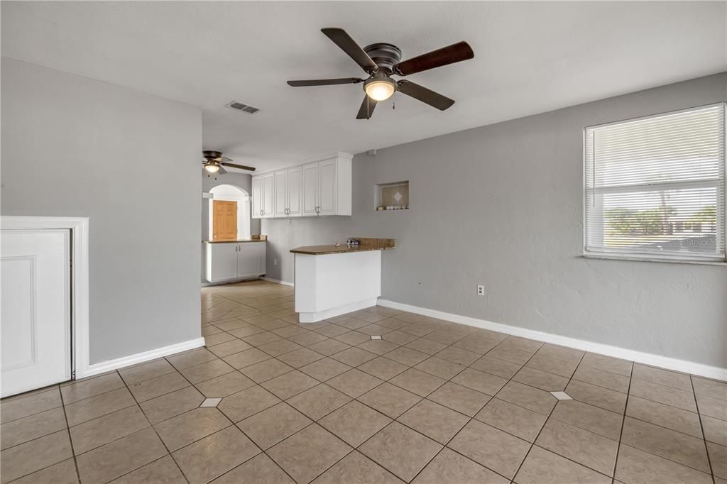 Active With Contract: $290,000 (2 beds, 2 baths, 1052 Square Feet)