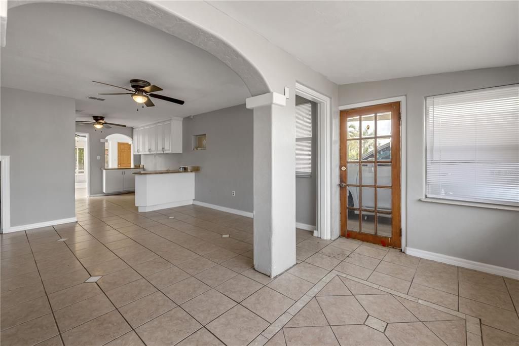 Active With Contract: $290,000 (2 beds, 2 baths, 1052 Square Feet)