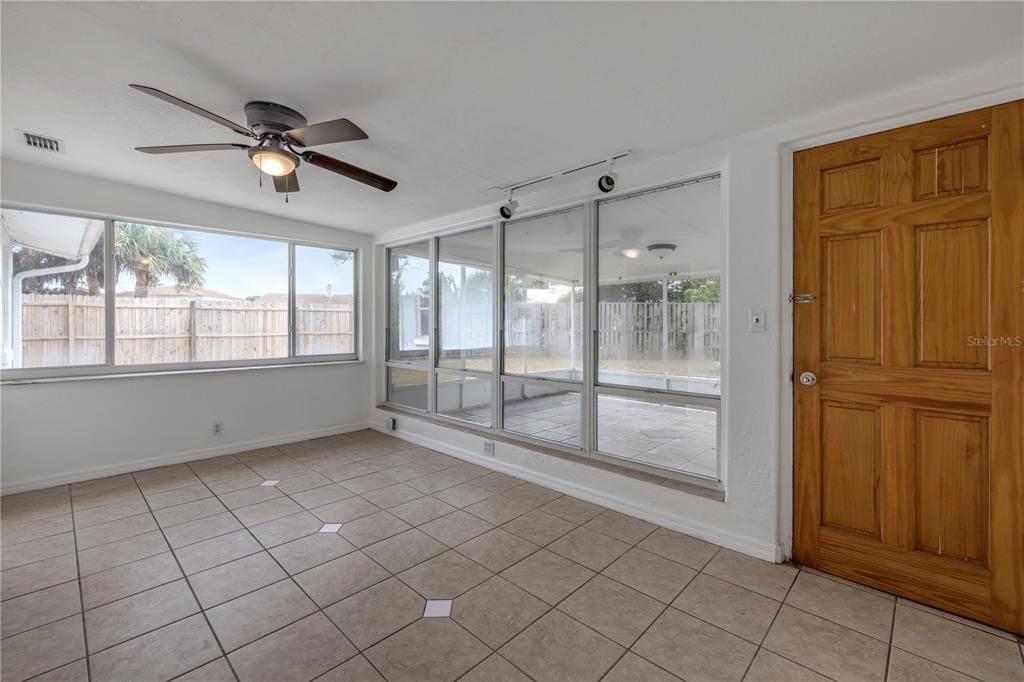 Active With Contract: $290,000 (2 beds, 2 baths, 1052 Square Feet)