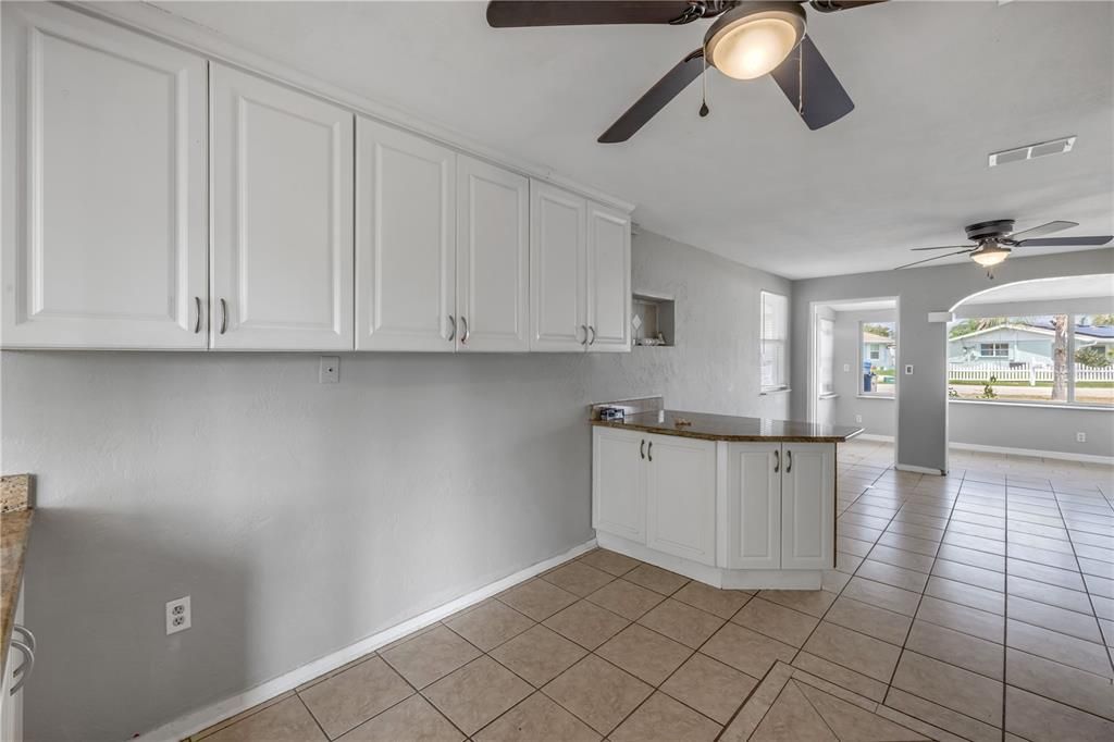 Active With Contract: $290,000 (2 beds, 2 baths, 1052 Square Feet)