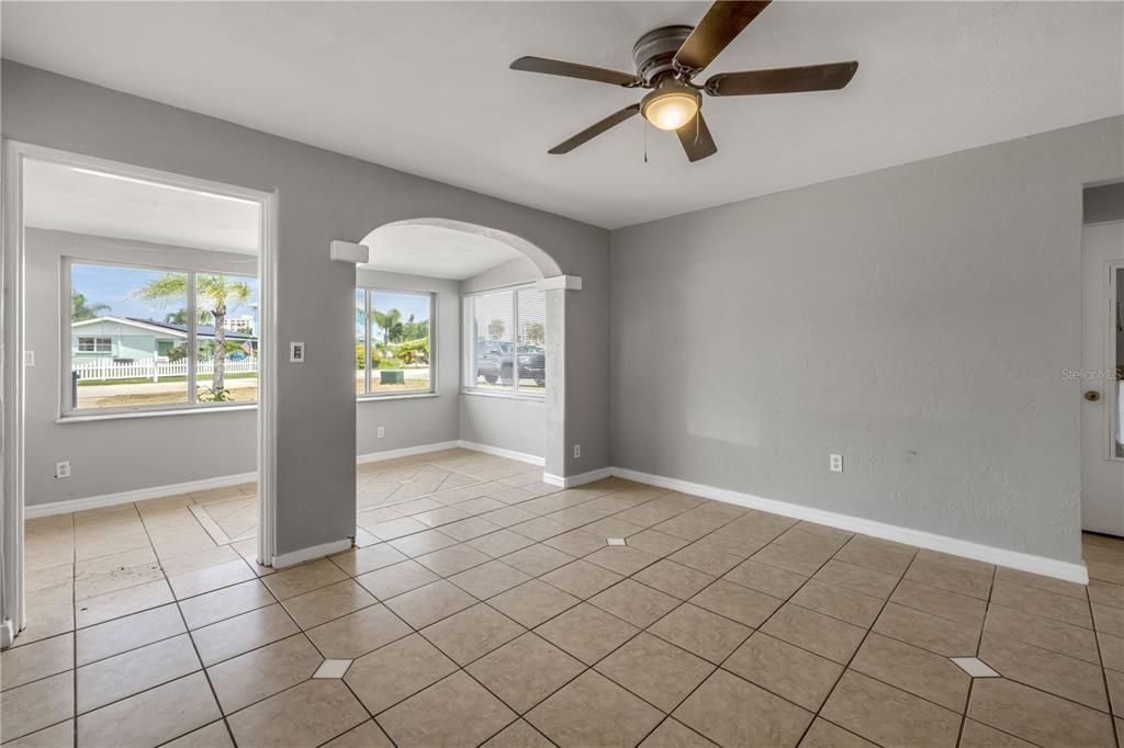 Active With Contract: $290,000 (2 beds, 2 baths, 1052 Square Feet)