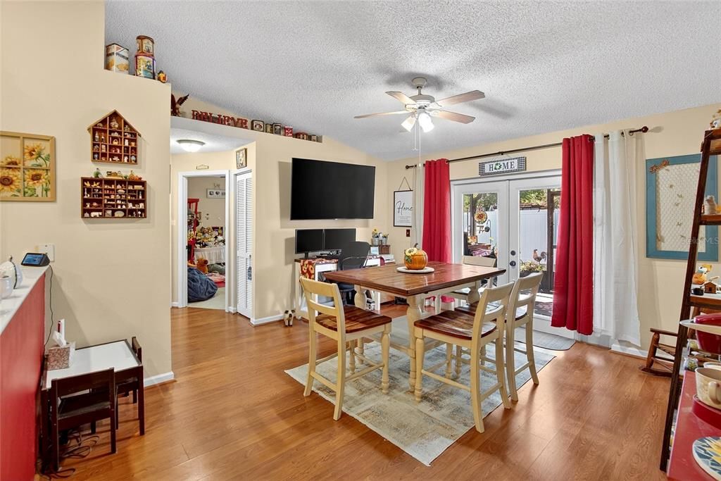 合同活跃: $319,900 (3 贝兹, 2 浴室, 1436 平方英尺)