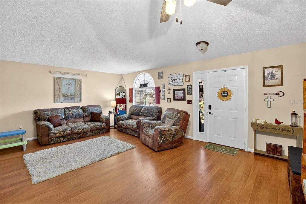 合同活跃: $319,900 (3 贝兹, 2 浴室, 1436 平方英尺)