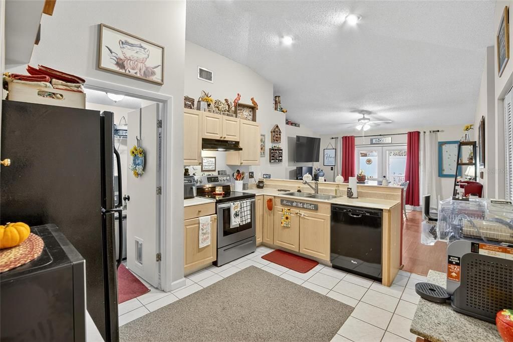 合同活跃: $319,900 (3 贝兹, 2 浴室, 1436 平方英尺)