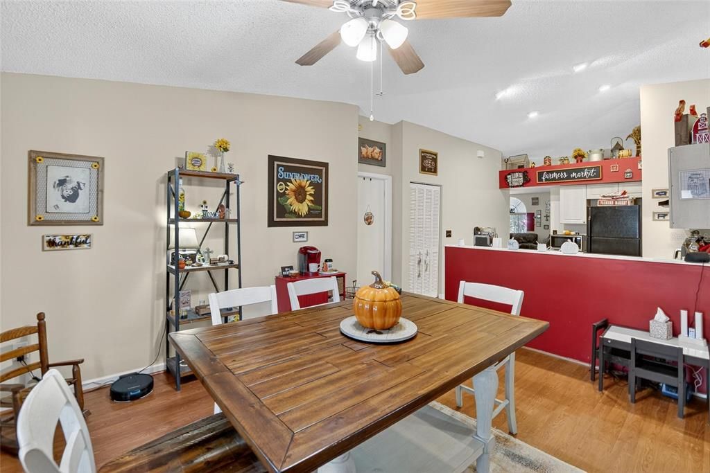 合同活跃: $319,900 (3 贝兹, 2 浴室, 1436 平方英尺)