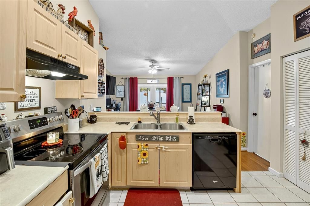 合同活跃: $319,900 (3 贝兹, 2 浴室, 1436 平方英尺)