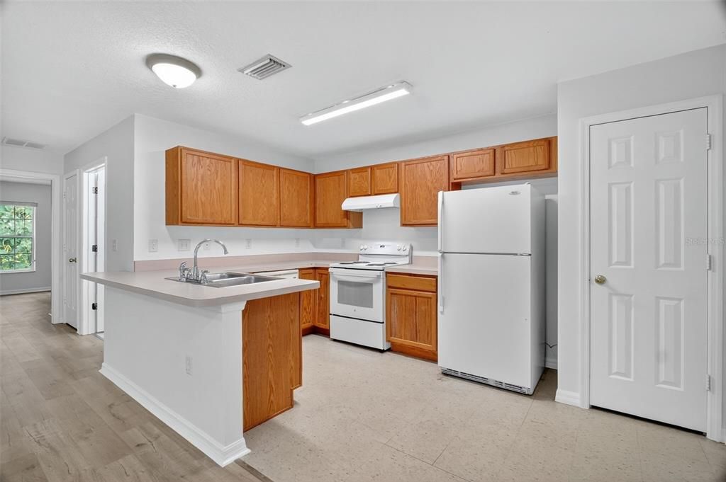 合同活跃: $1,450 (2 贝兹, 2 浴室, 912 平方英尺)