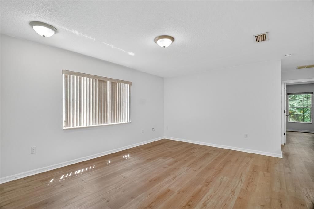 合同活跃: $1,450 (2 贝兹, 2 浴室, 912 平方英尺)