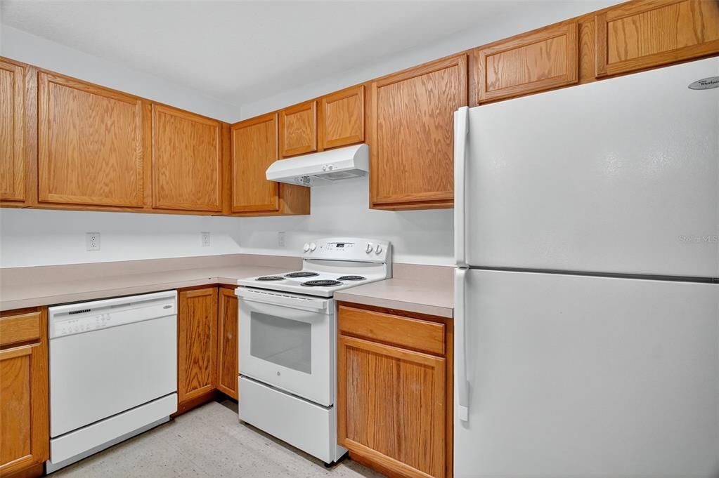 合同活跃: $1,450 (2 贝兹, 2 浴室, 912 平方英尺)