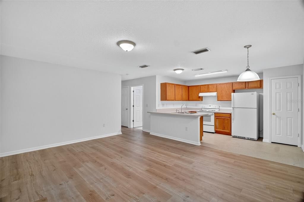 合同活跃: $1,450 (2 贝兹, 2 浴室, 912 平方英尺)