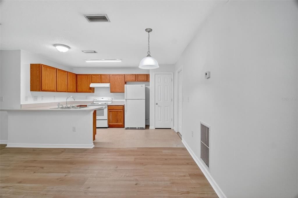 合同活跃: $1,450 (2 贝兹, 2 浴室, 912 平方英尺)