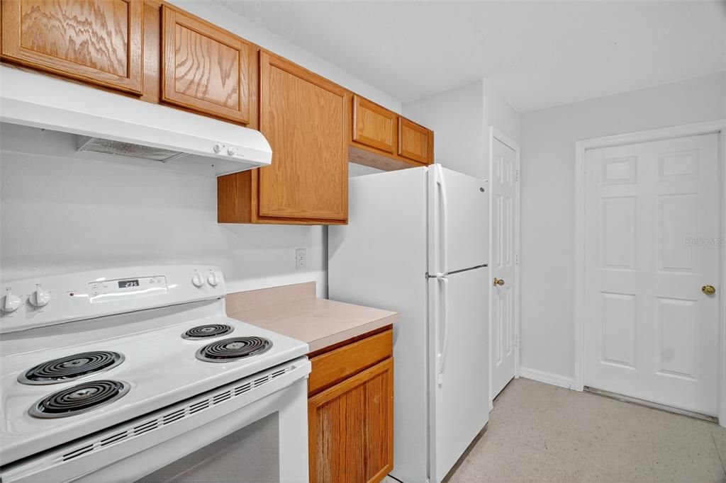 合同活跃: $1,450 (2 贝兹, 2 浴室, 912 平方英尺)