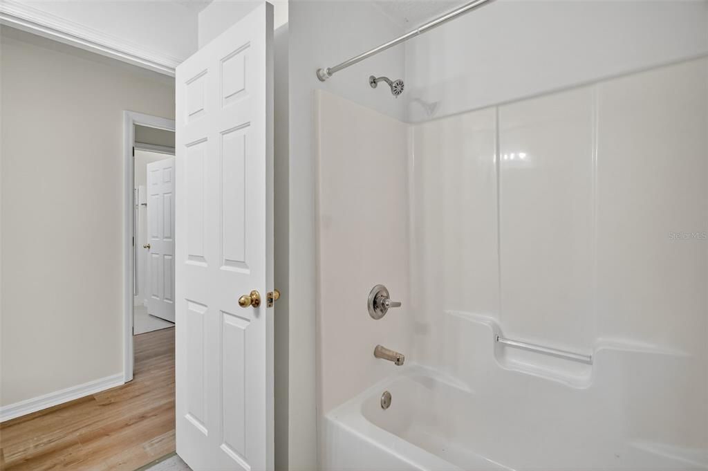 合同活跃: $1,450 (2 贝兹, 2 浴室, 912 平方英尺)