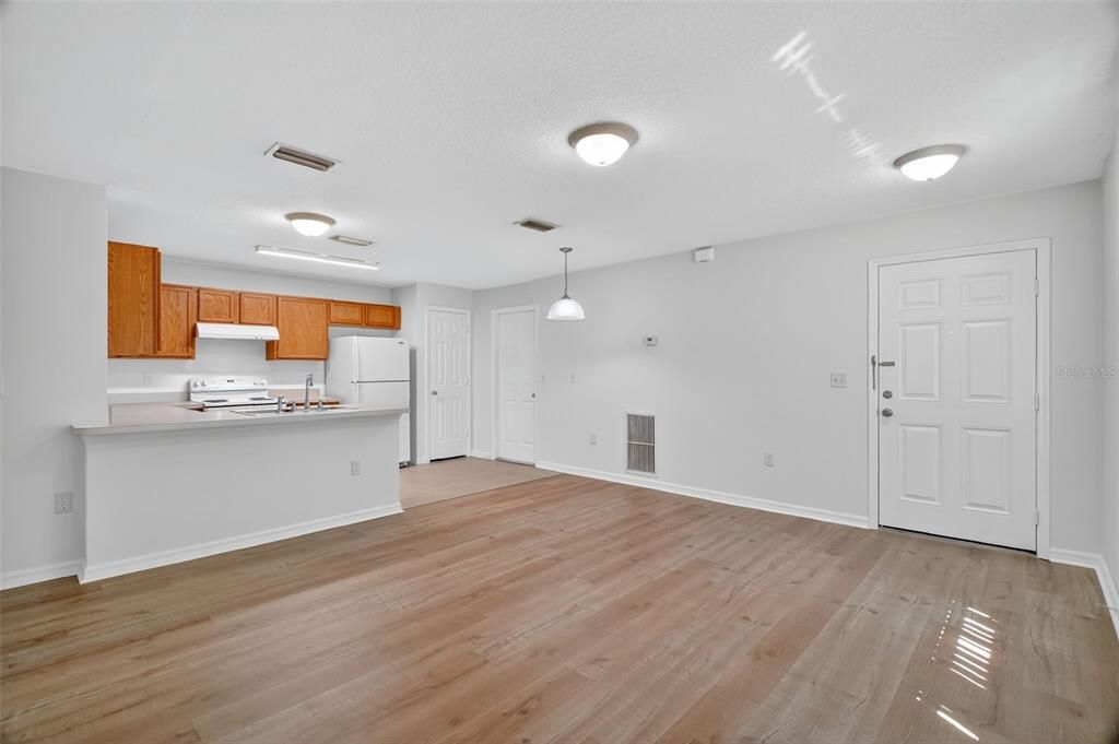 合同活跃: $1,450 (2 贝兹, 2 浴室, 912 平方英尺)