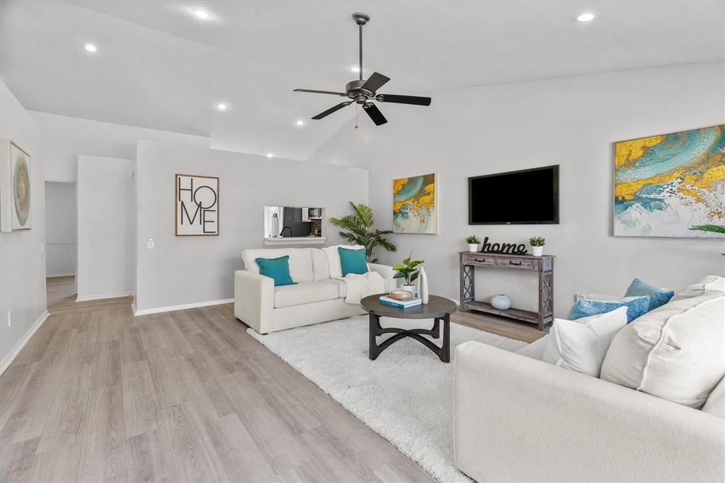 Под контрактом: $355,000 (3 спален, 2 ванн, 1389 Квадратных фут)