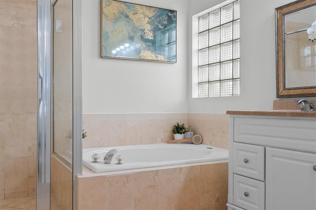 Под контрактом: $355,000 (3 спален, 2 ванн, 1389 Квадратных фут)