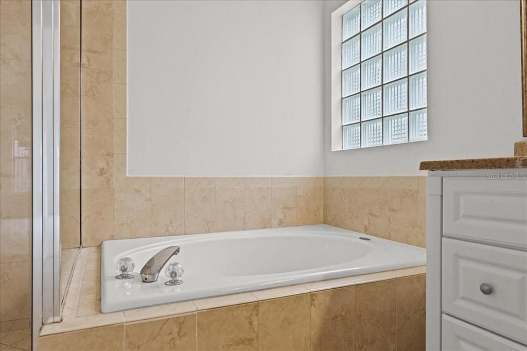 Под контрактом: $355,000 (3 спален, 2 ванн, 1389 Квадратных фут)