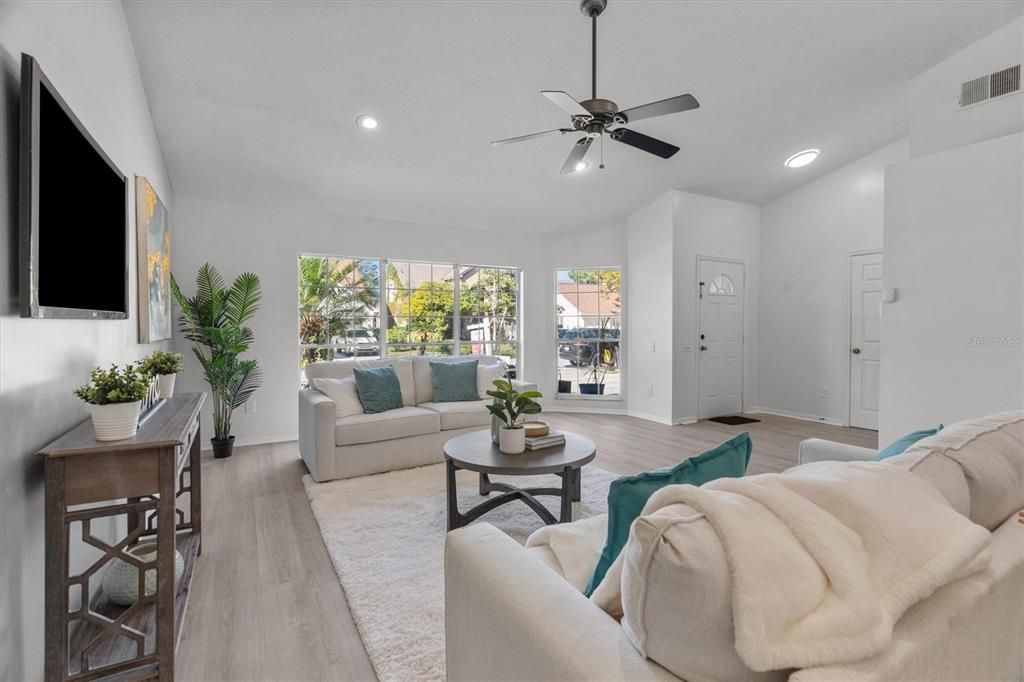 Под контрактом: $355,000 (3 спален, 2 ванн, 1389 Квадратных фут)