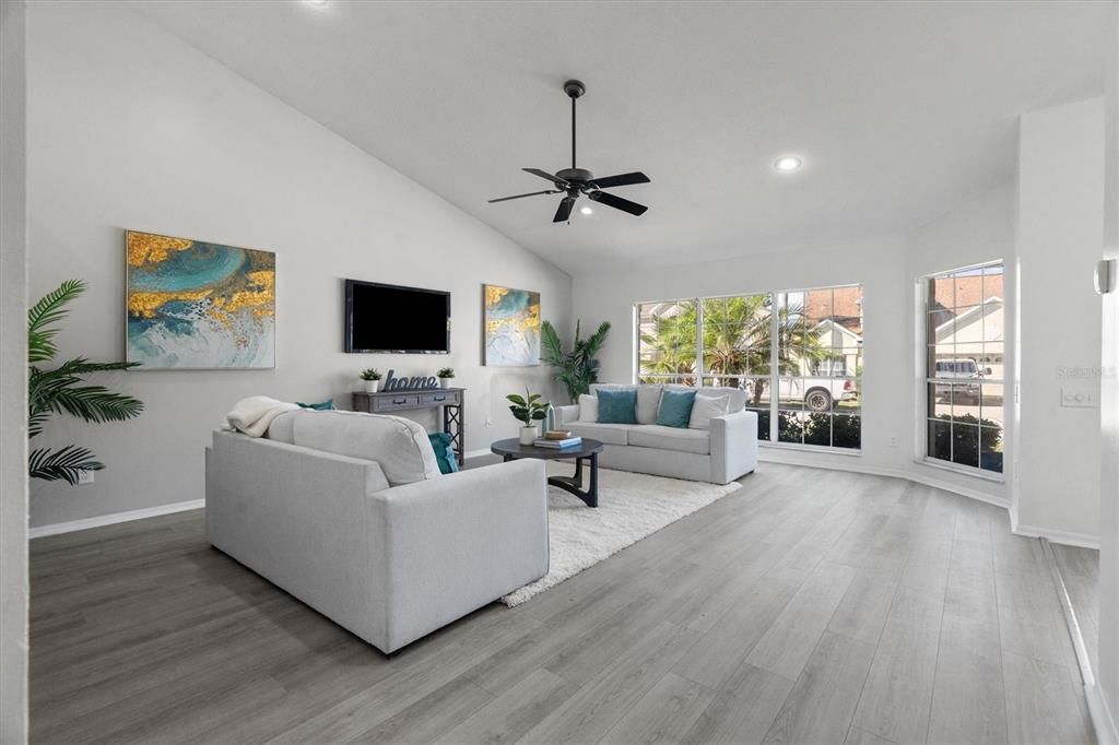 Под контрактом: $355,000 (3 спален, 2 ванн, 1389 Квадратных фут)