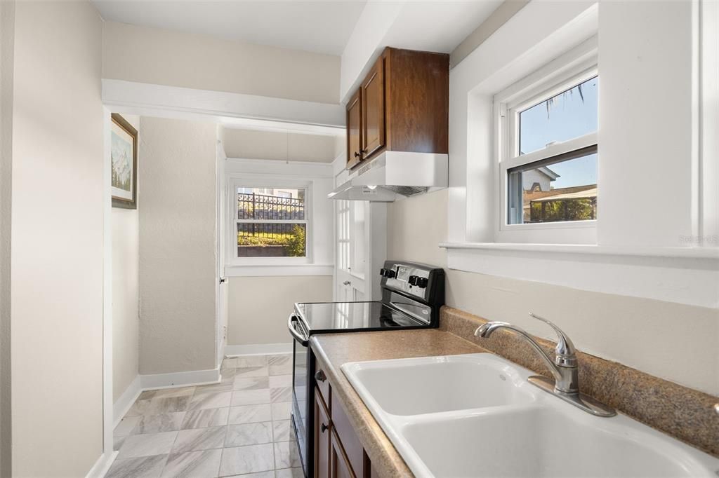 出租: $2,100 (2 贝兹, 2 浴室, 1570 平方英尺)