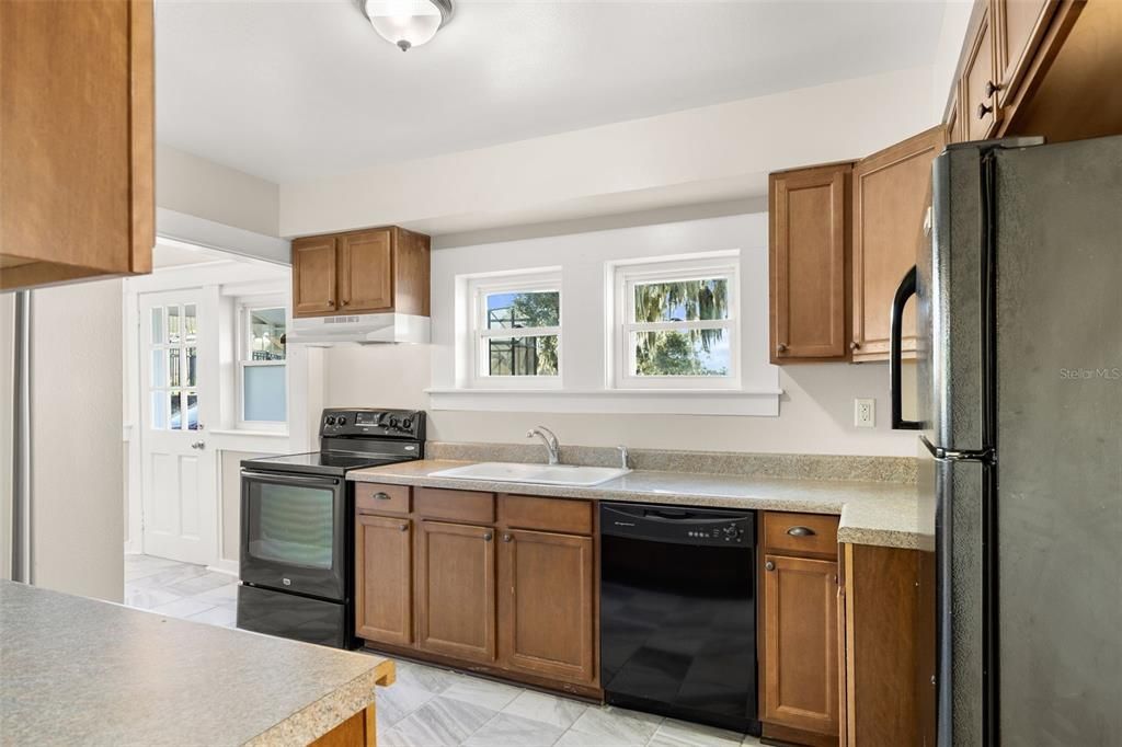 出租: $2,100 (2 贝兹, 2 浴室, 1570 平方英尺)