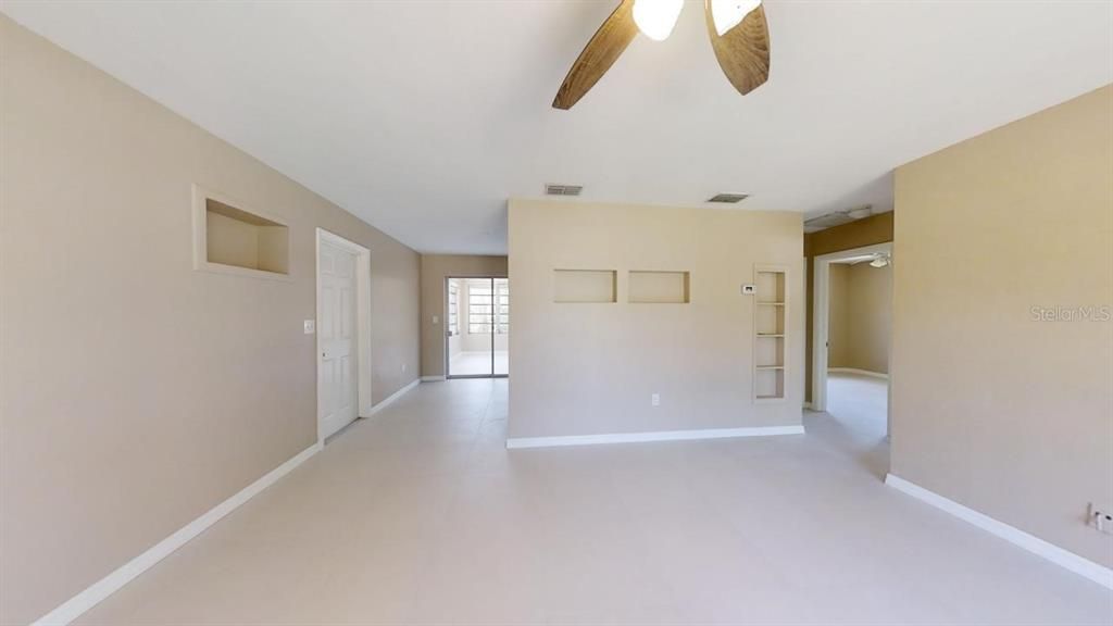 Active With Contract: $1,295 (2 beds, 1 baths, 1098 Square Feet)