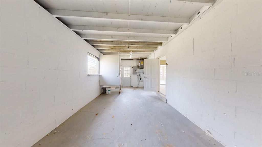 Active With Contract: $1,295 (2 beds, 1 baths, 1098 Square Feet)