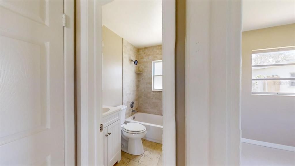 Active With Contract: $1,295 (2 beds, 1 baths, 1098 Square Feet)