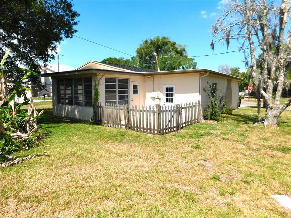 Active With Contract: $1,295 (2 beds, 1 baths, 1098 Square Feet)