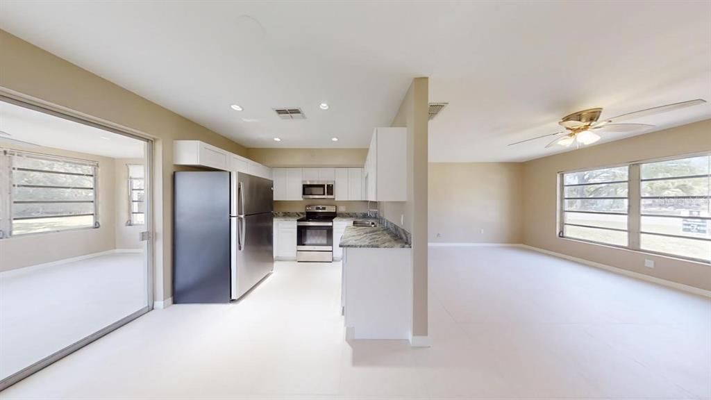 Active With Contract: $1,295 (2 beds, 1 baths, 1098 Square Feet)