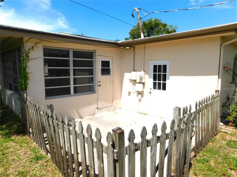 Active With Contract: $1,295 (2 beds, 1 baths, 1098 Square Feet)