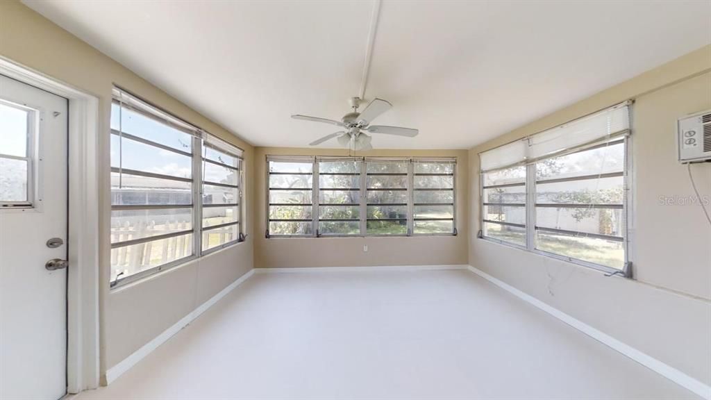 Active With Contract: $1,295 (2 beds, 1 baths, 1098 Square Feet)