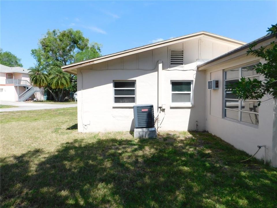 Active With Contract: $1,295 (2 beds, 1 baths, 1098 Square Feet)